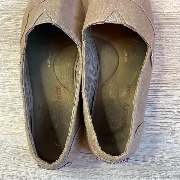 BOBS tan taupe cloth loafers memory foam and arch pillow size 7 - Picture 7 of 9